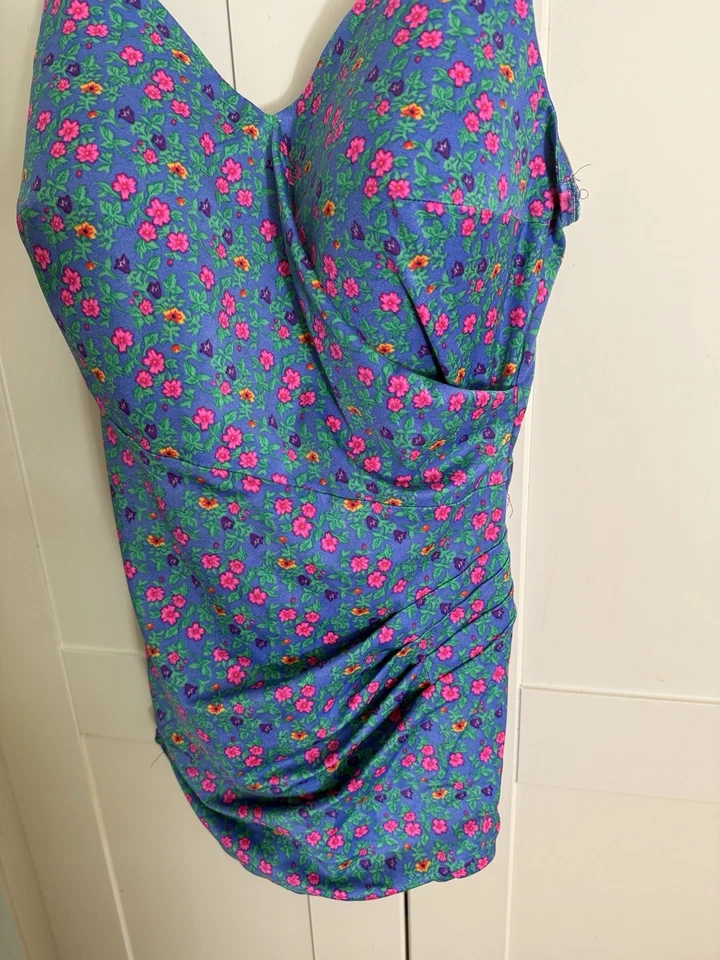 Maiô Floral Vintage Perfection Fit by Roxanne Tamanho 18 40D Copo Saia Azul Praia - Imagem 2 de 4