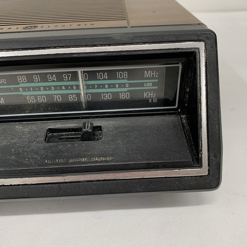 General Electric 7-4665A AM/FM Sveglia Radio Digitale Venatura Legno Vintage - Foto 4 di 11