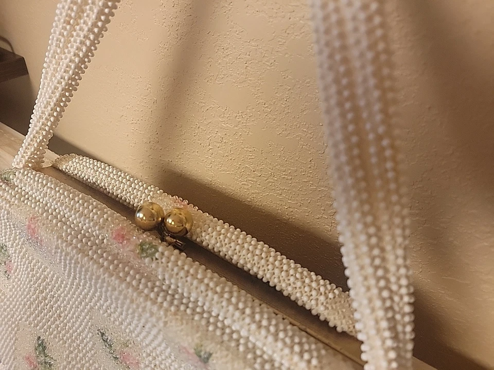 Bolso de mano vintage blanco con cuentas. Cierre de beso rosa floral. Acentos dorados. Foto 3 de 4