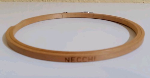 Vintage Necchi 7,5 Zoll Stickrahmen Holz Daumenschraubverschluss - Bild 2 von 4