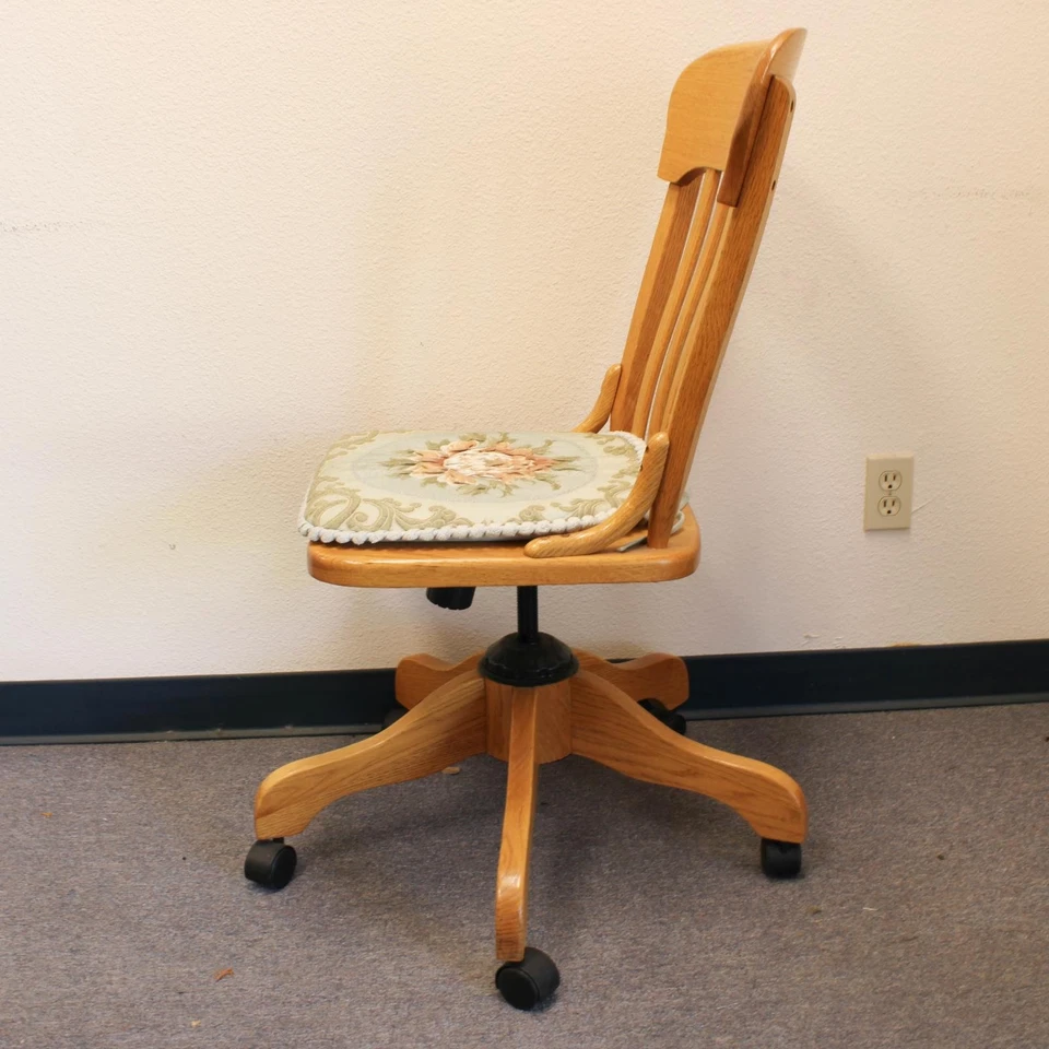 Деревянный банковский стул на роликах Winners с вышитой подушечкой сиденья - Изображение 3 из 4