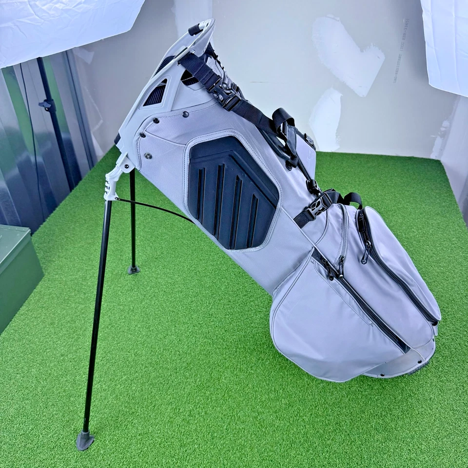 Bolsa de golf Callaway Fairway C con soporte de 4 vías Sea Island bordada gris liviana Foto 3 de 4