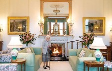 QUEEN ELIZABETH II FINAL PHOTO TAKEN FRIDGE MAGNET 5" X 3.5"