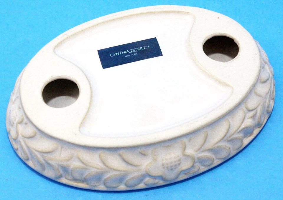 Jabonera Cynthia Rowley Ovalada Beige Off White Repujado Floral Cerámica De Colección Foto 4 de 4