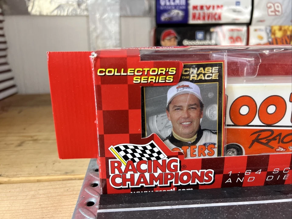 2002 Racing Champions No11 Brett Bodine Hooters 1:64 Nascar литой самосвал - Изображение 2 из 4