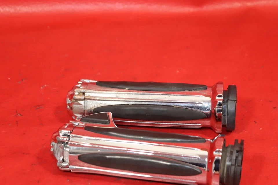2007 HARLEY-DAVIDSON DYNA LOW RIDER FXDL RIGHT LEFT HANDLEBAR GRIPS GRIP SET - Image 3 of 4