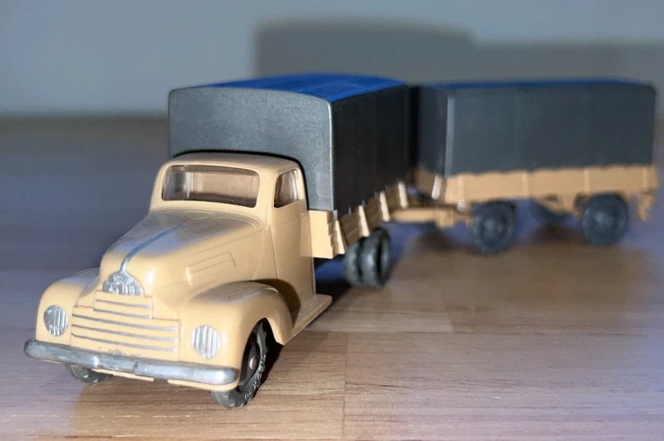 Siku Plastik V 21 Ford 3500 D mit V37 LKW-Anhänger