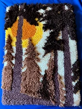FOREST TREES & SUN LATCH HOOK WALL HANGING.  VTG 1970S.  VGUC!