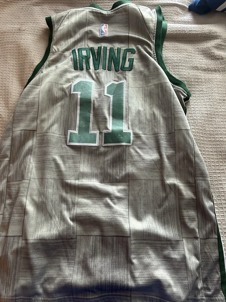 Camiseta deportiva de baloncesto Nike Kyrie Irving Boston Celtics gris Swingman XL Foto 2 de 2