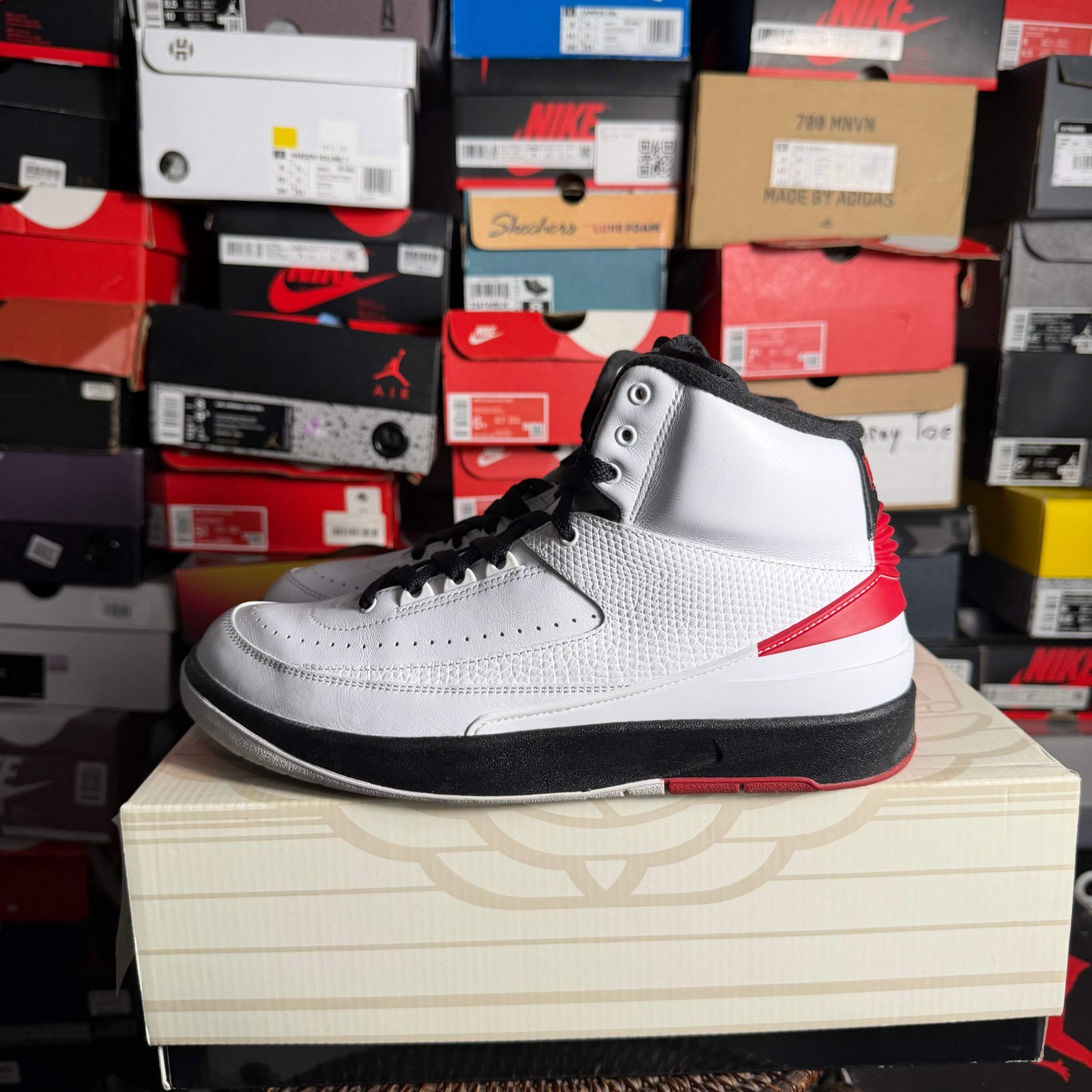 Jordan 2 Retro OG Chicago (Preowned) thumbnail 2