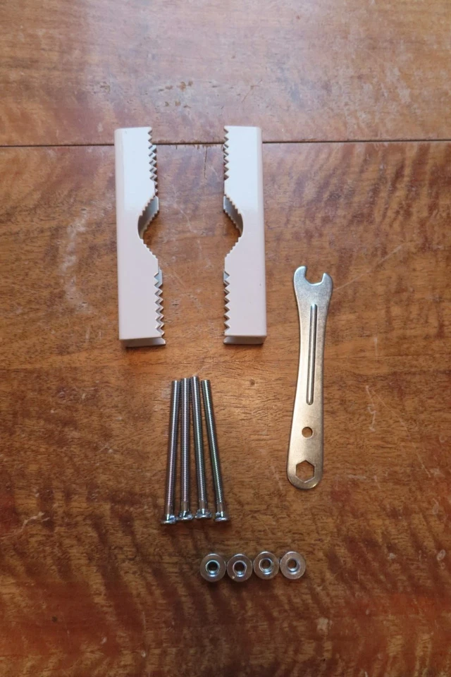 Original Humax Satschüssel Mastbefestigungschellen - Neu! OVP! Länge: 130 mm