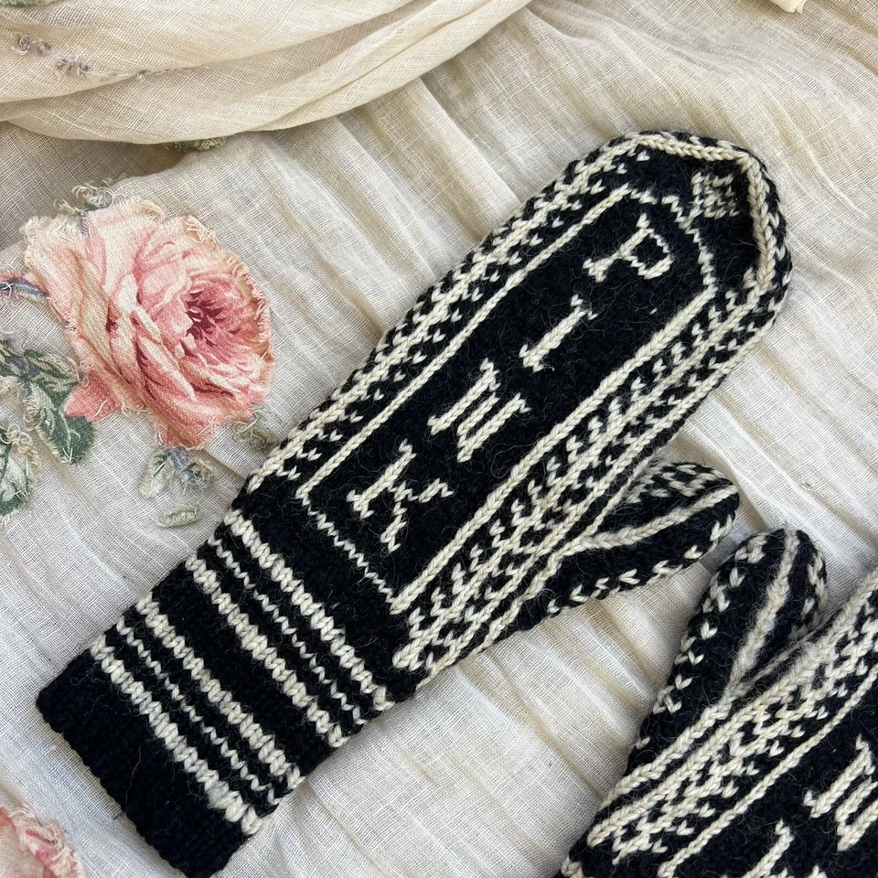 Antique 1900s Mittens Wool Hand Knit Black & White “Pink” Folk Vintage - Image 3 of 4