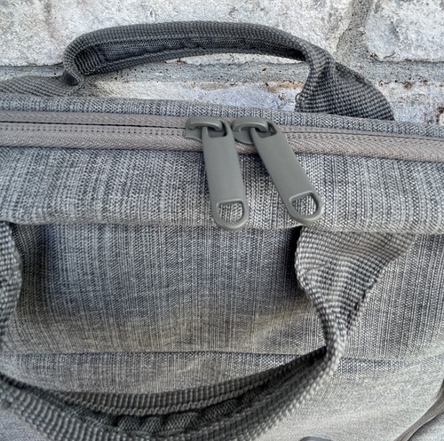 Sacoche pour ordinateur portable Case Logic gris bandoulière plusieurs compartiments et fermetures éclair excellent état - Photo 9/14