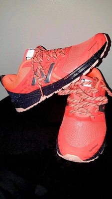 Peach Colored Response 2.0 New Balance  (NEVER WORN) Size 7