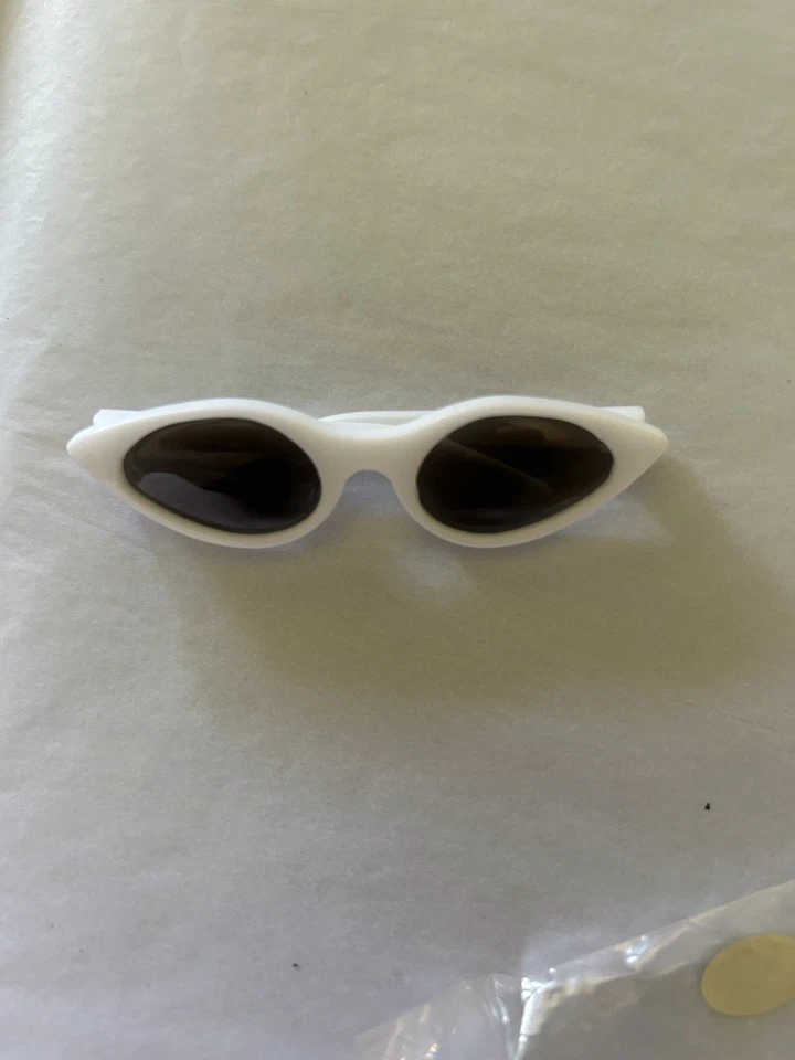 Óculos de sol American Girl um par de óculos de prata preta para roupa de boneca de 18"" - Imagem 2 de 4