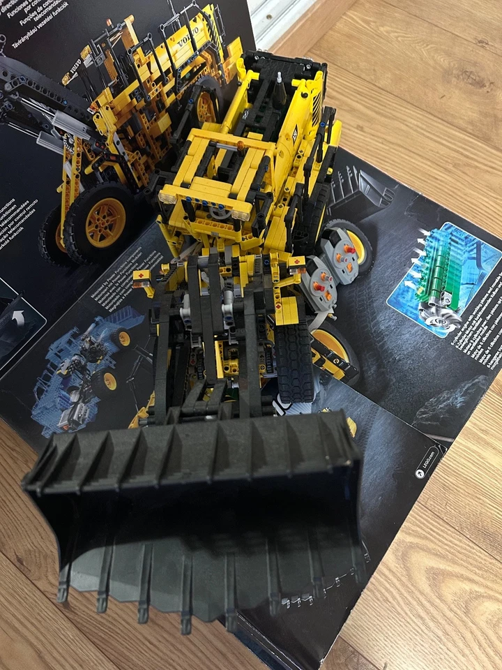 LEGO Technic Volvo L350F Chargeuse sur Pneus avec Télécommande (42030) - Photo 3/3