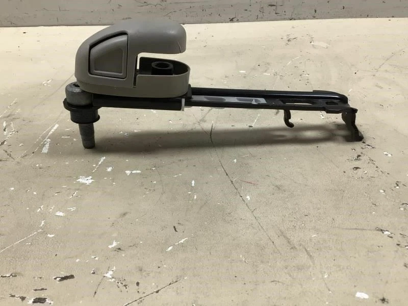 Ajustador de altura del cinturón de seguridad trasero izquierdo Dodge Grand Caravan 2011 2013 de fábrica Foto 3 de 4