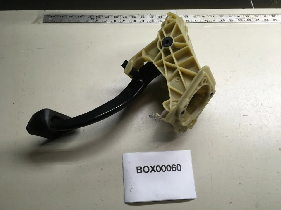 BMW 525i E60 2004 pedal de freno delantero del lado del conductor con soporte OEM+ Foto 3 de 4