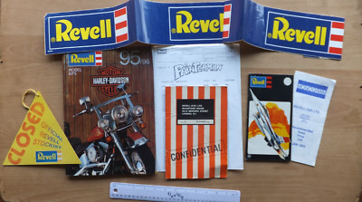 Vintage Revell Modellspielzeug Kataloge/Prospekte, Schaufensteraufkleber/offenes Schild