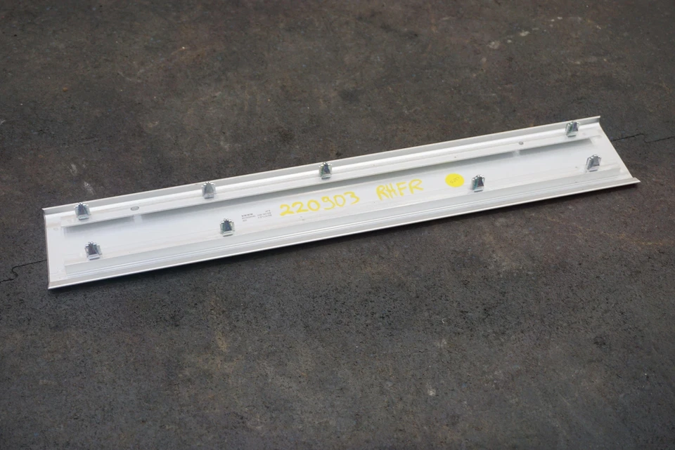 Borde de placa de desgaste de umbral de puerta de pasajero delantero derecho OEM 36A853374B Bentley Bentayga Foto 3 de 4