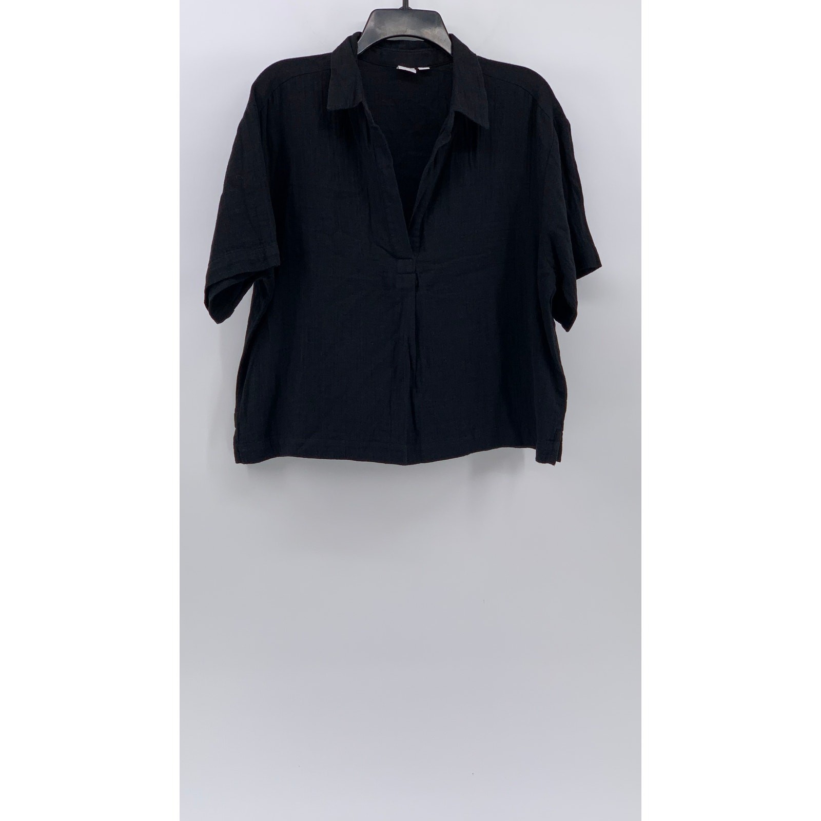 GAP Women's Black Solid Lightweight Split-Neck Sh… - image 1