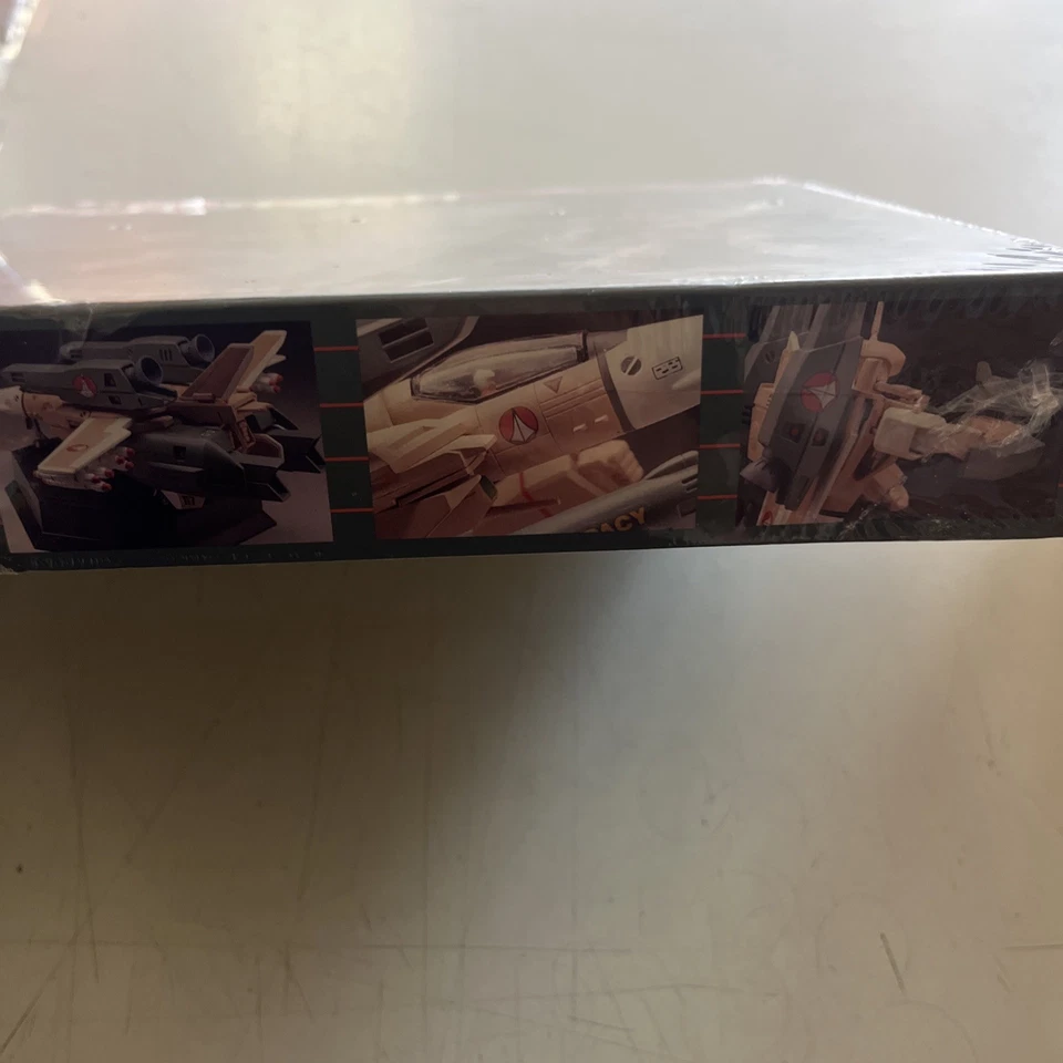 Revell Robotech Changers VF-1A Fighter Model Kit 1/100 Scale #1409 New Sealed - Image 2 of 4