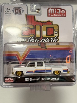 M2 Machines C10s in the Park 1975 Chevrolet Cheyenne Super 30 MiJo CHASE MJS08