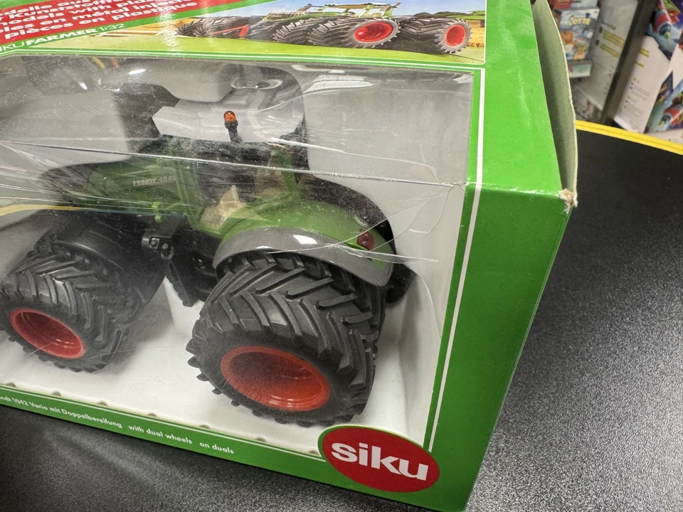 SIKU 3289 -modellino 1:32 -TRATTORE FENDT 1042 CON DOPPIE RUOTE-SCATOLA ROVINATA - Immagine 3 di 4
