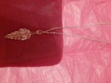 Accessoire Halskette und Ohrringe Feder Neu