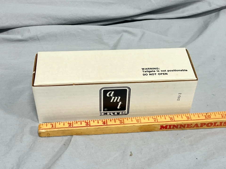 VINTAGE AMT ERTL 1993 FORD F150 XLT Raven BLACK Promo Model Truck & Box NIB - Image 3 of 4