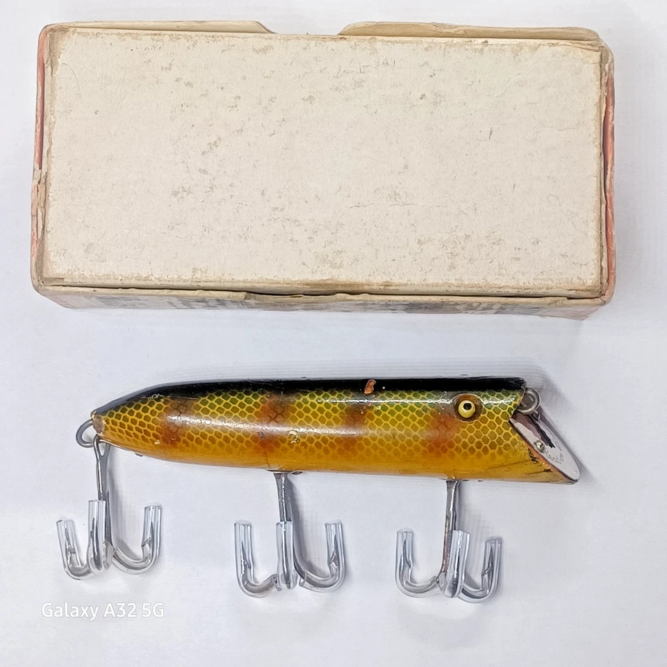 Heddon Basser Vintage Fishing Lures 8500 L Perch Scale Hedd-on Basser Marked Box - Image 4 of 4