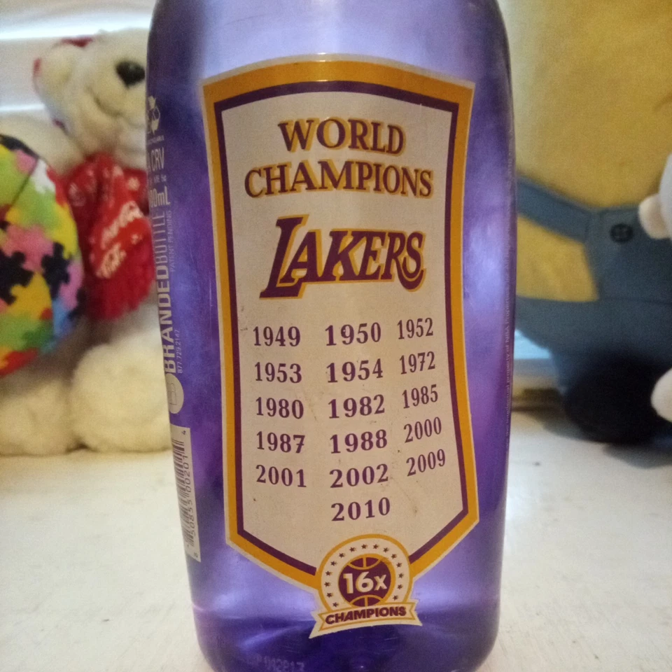 LA Lakers NBA 2010 Back to Back Champions botella natural de agua de manantial púrpura Foto 3 de 3