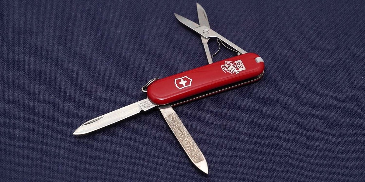 小物 komomoSUPREME Victorinox classic knif VICTORINOX CLASSIC SD POCKET KNIFE - Upshift Online Inc.
