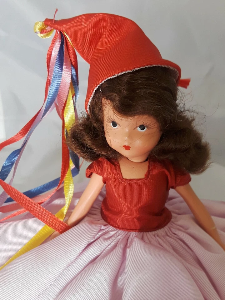 Muñeca Nancy Ann Story Book 6" de alto #187 A January Merry Maid Foto 4 de 4