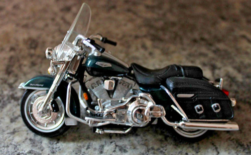 MAISTO HARLEY DAVIDSON FLHRC Road King Classic 1/18  Collectable