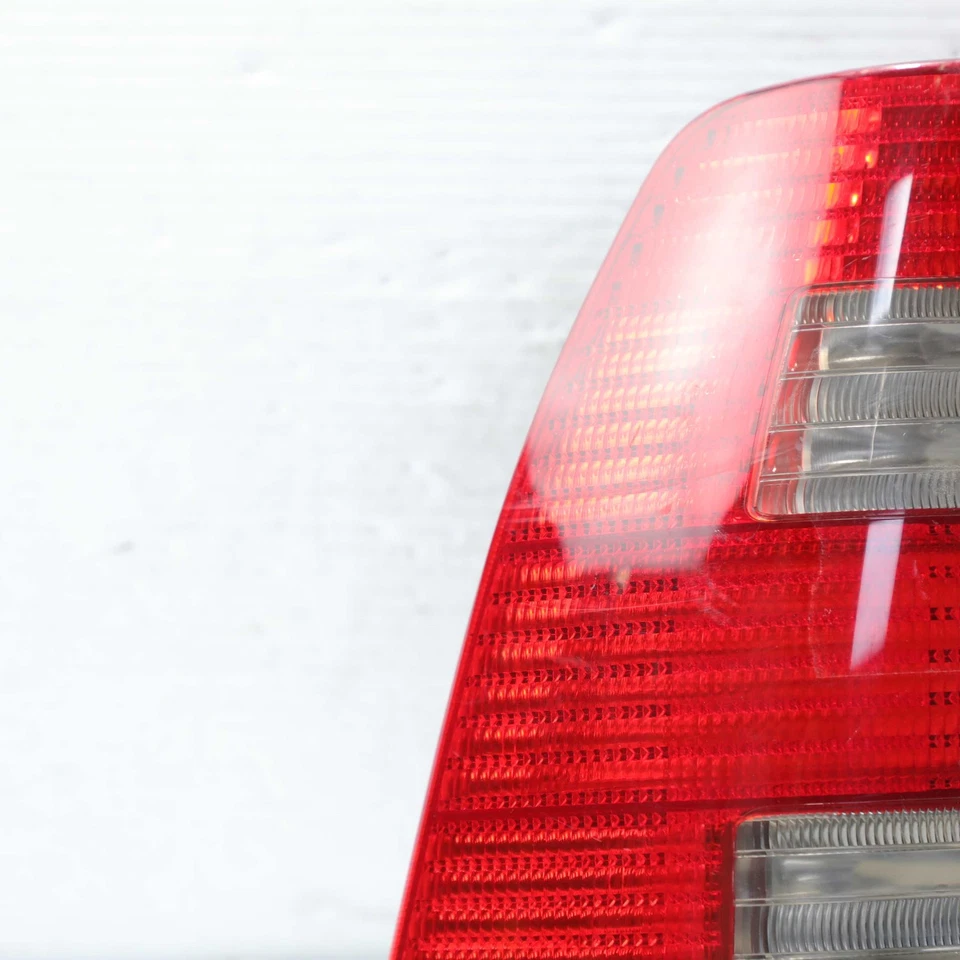 Luz trasera incandescente lateral izquierda Volkswagen Jetta GLI 2004-2005 OEM Foto 3 de 4