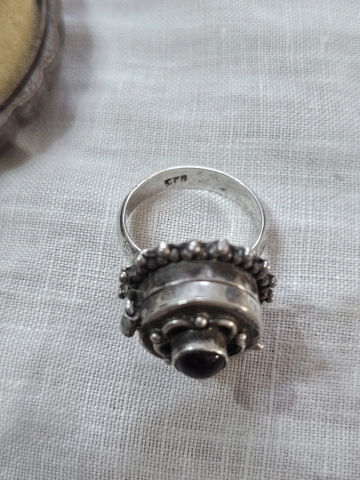 Anello Vintage In Argento 925 Porta Segreti O Porta Veleno - Immagine 3 di 4