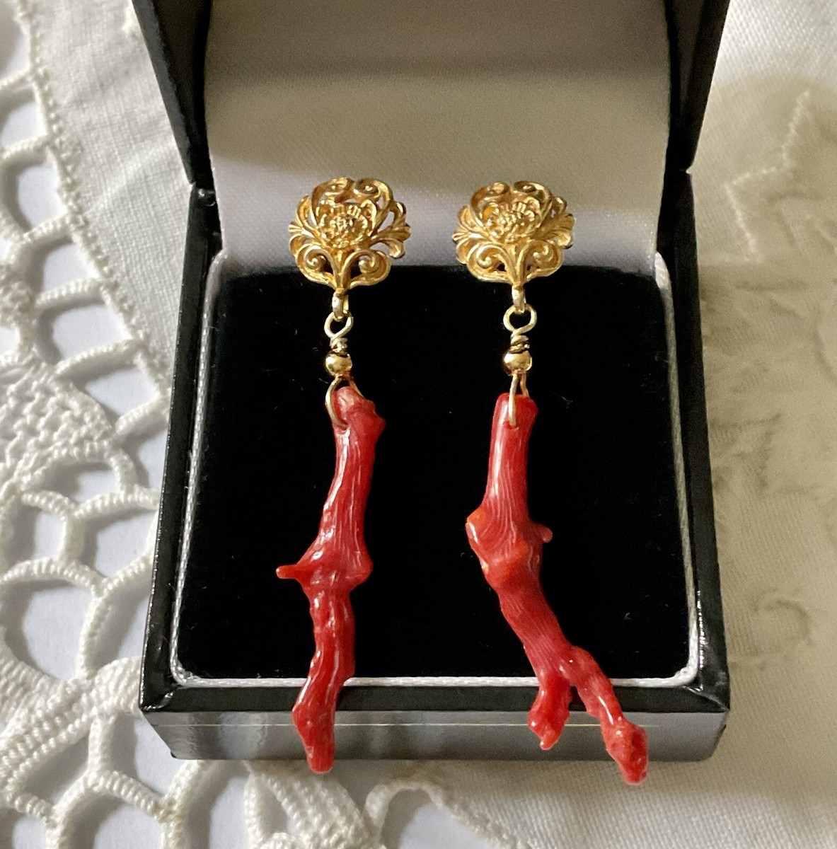 Boucles D'oreilles Pendantes Anciennes En Corail Rose Sculpté Et Vermeil Or/argent - Occasion