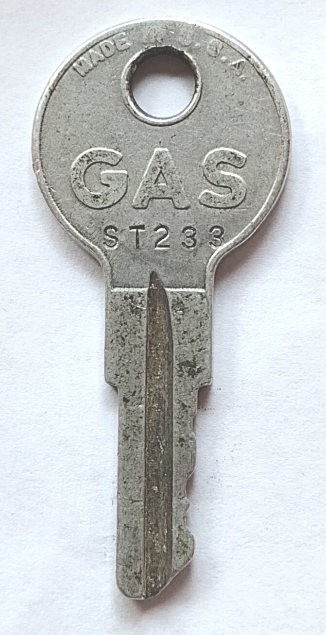 Vintage Key GAS ST233 STANT Appx 1-7/8