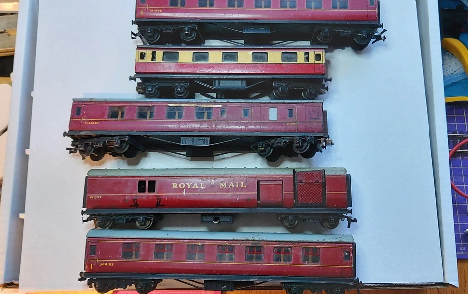 HORNBY DUBLO TIN COACHES ONE IS ROYAL MAIL - Image 2 of 4
