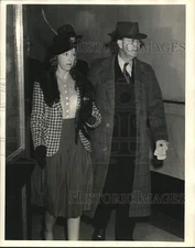 1948 Press Photo Miss O'Keefe turns herself in, with attorney C.W. Croom