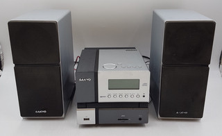 Sanyo MAJ R100 Micro HiFi System CD AM FM Radio With Bookshelf Speakers