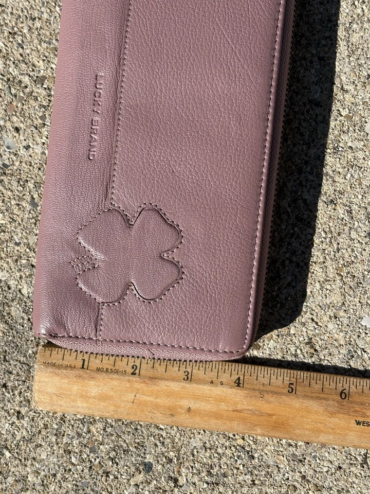 Cartera Lucky Brand Lila Rosa Cuero Genuino Cremallera Alrededor Logo Ranuras para Tarjetas Foto 4 de 4