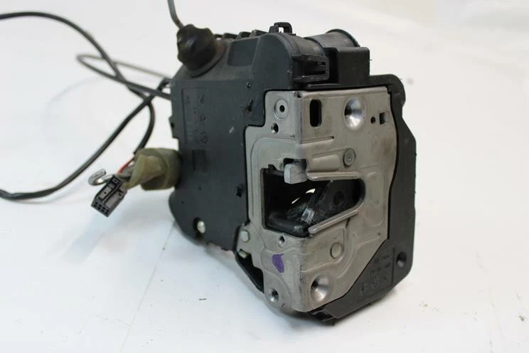 03-09 Actuador de cierre de cerradura de puerta derecha Mercedes W209 CLK350 2097200435 OEM Foto 2 de 4