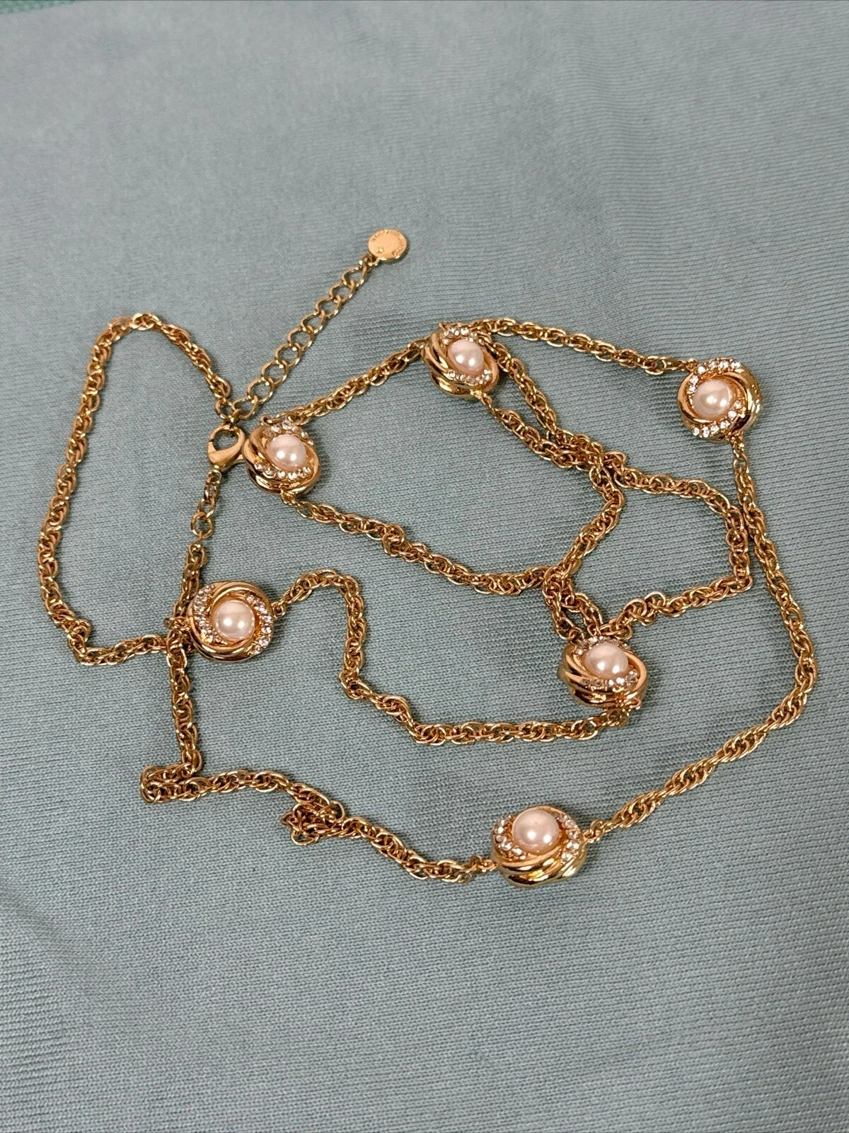 VETEMENTS Collana lunga con perle e catena tono oro