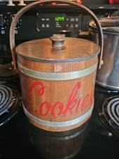 Cubo de madera vintage de abeto galletas escritas en campo rojo de granja.