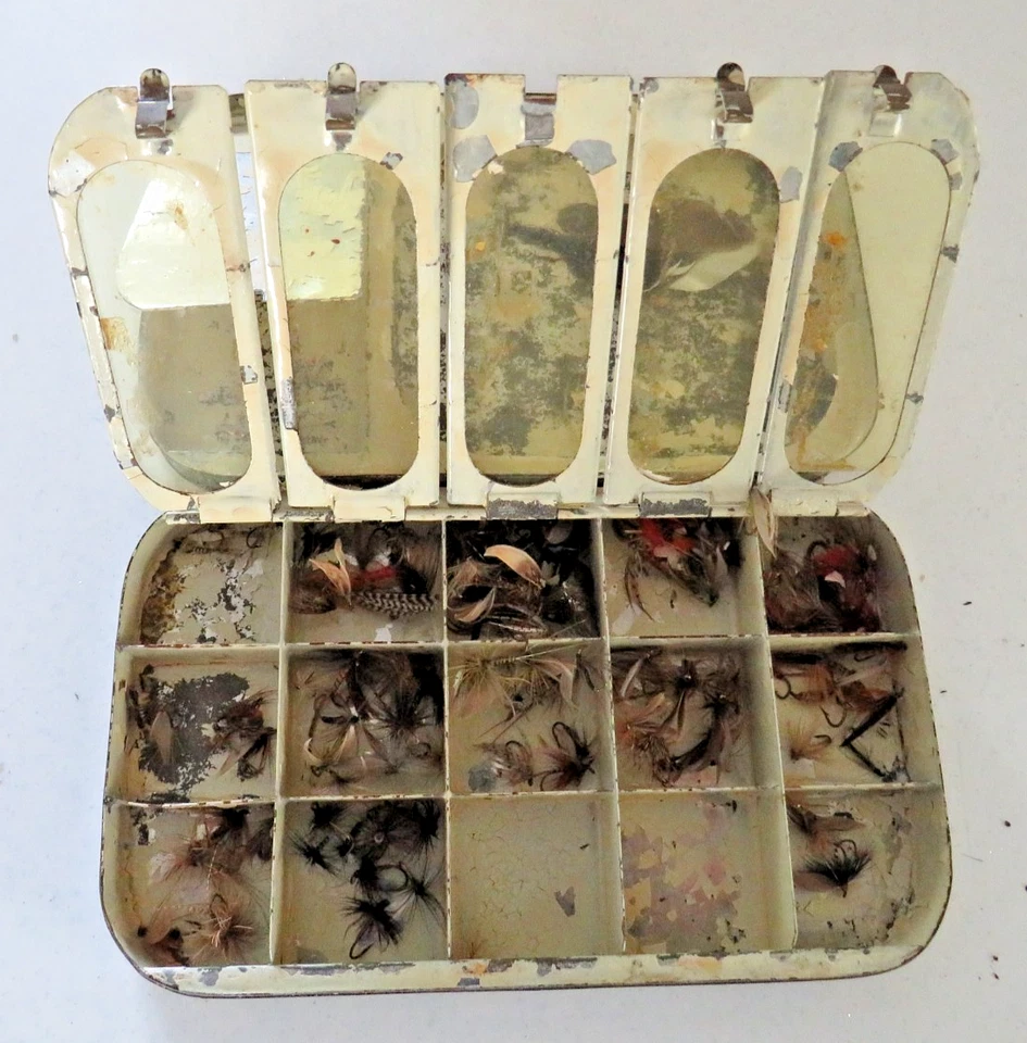 2 LATAS DE PESCA CON MOSCA CON TAPA ABATIBLE TEMPRANA + 100+ MOSCAS VINTAGE MUY PEQUEÑAS CON ANZUELOS Foto 3 de 4