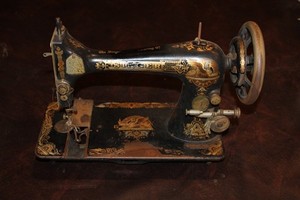 Vintage SINGER Treadle Sewing Machine, No Pedal Untested