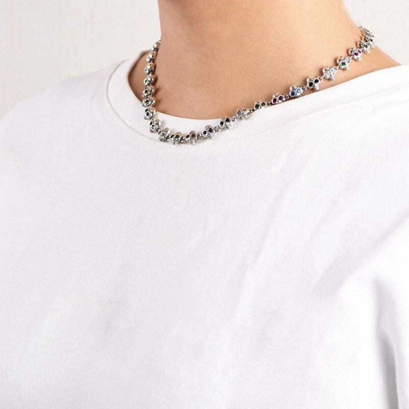 Collar con dije de eslabones de calavera de plata de ley S925 con ojos de piedras preciosas de colores Foto 4 de 4