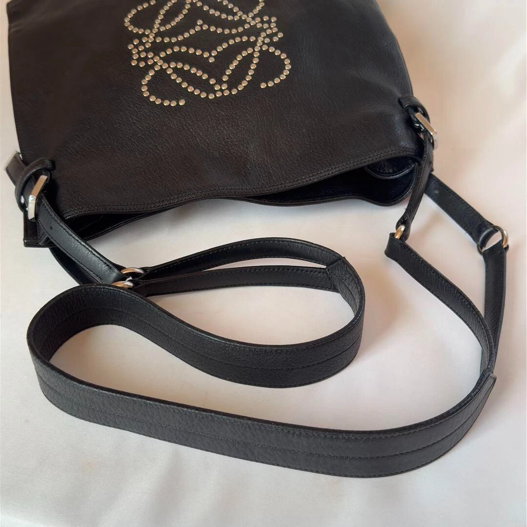 Borsa a tracolla Loewe con borchie anagramma nera usata pelle